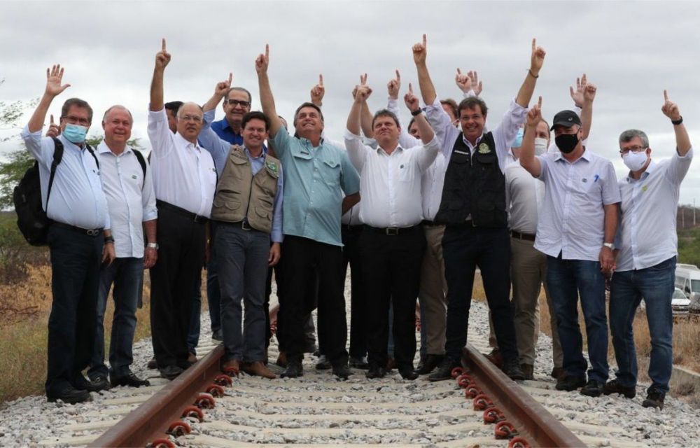 Bolsonaro participa da assinatura de concessão da ferrovia na Bahia