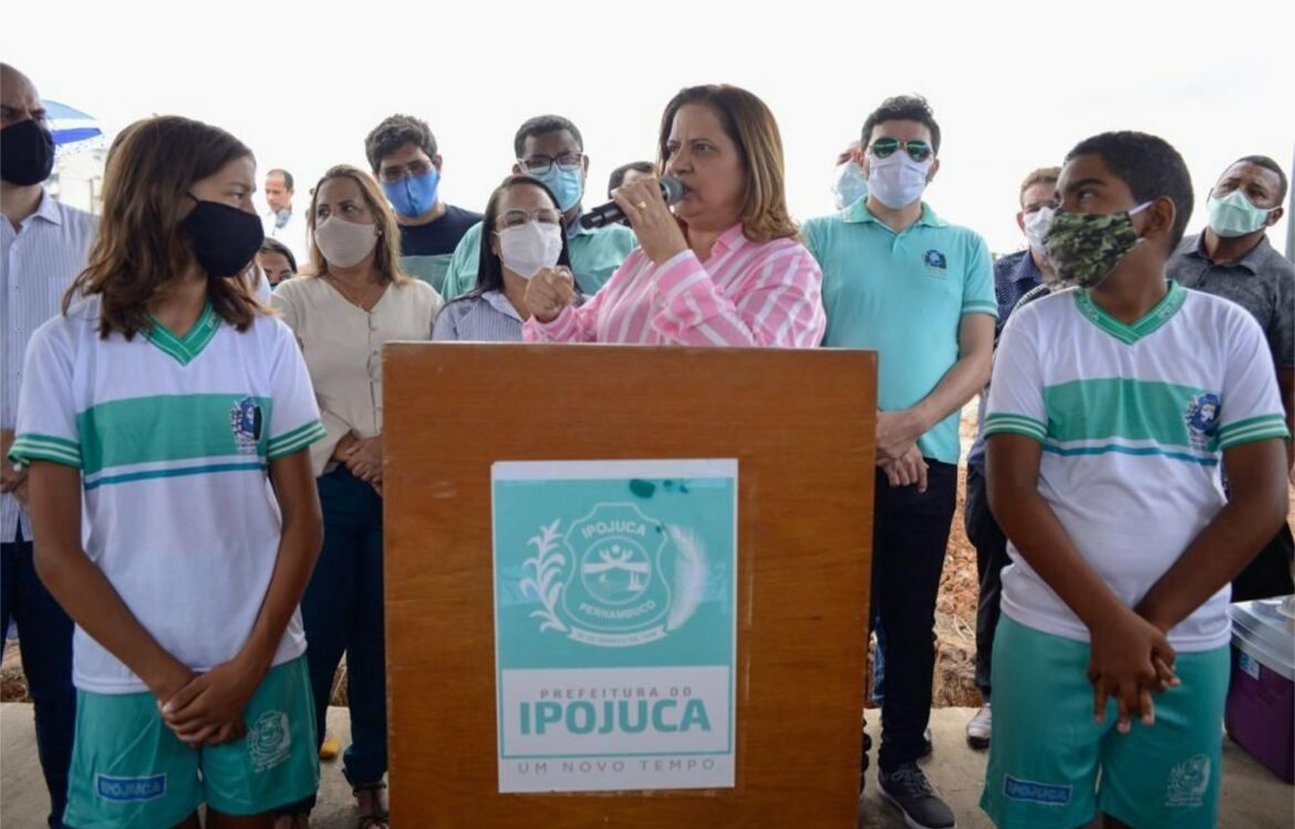 Prefeita do Ipojuca, Célia Sales, assina ordem de serviço para construção de duas novas escolas