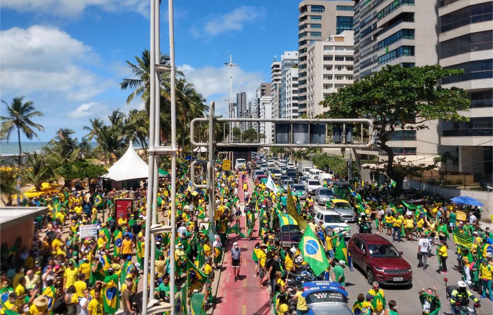 Apoiadores de Bolsonaro começam a chegar na Avenida Boa Viagem