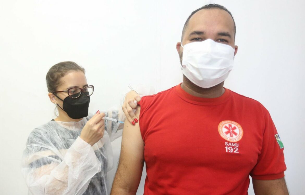 Trabalhadores da Saúde do Jaboatão começam a receber dose de reforço da vacina contra a Covid-19