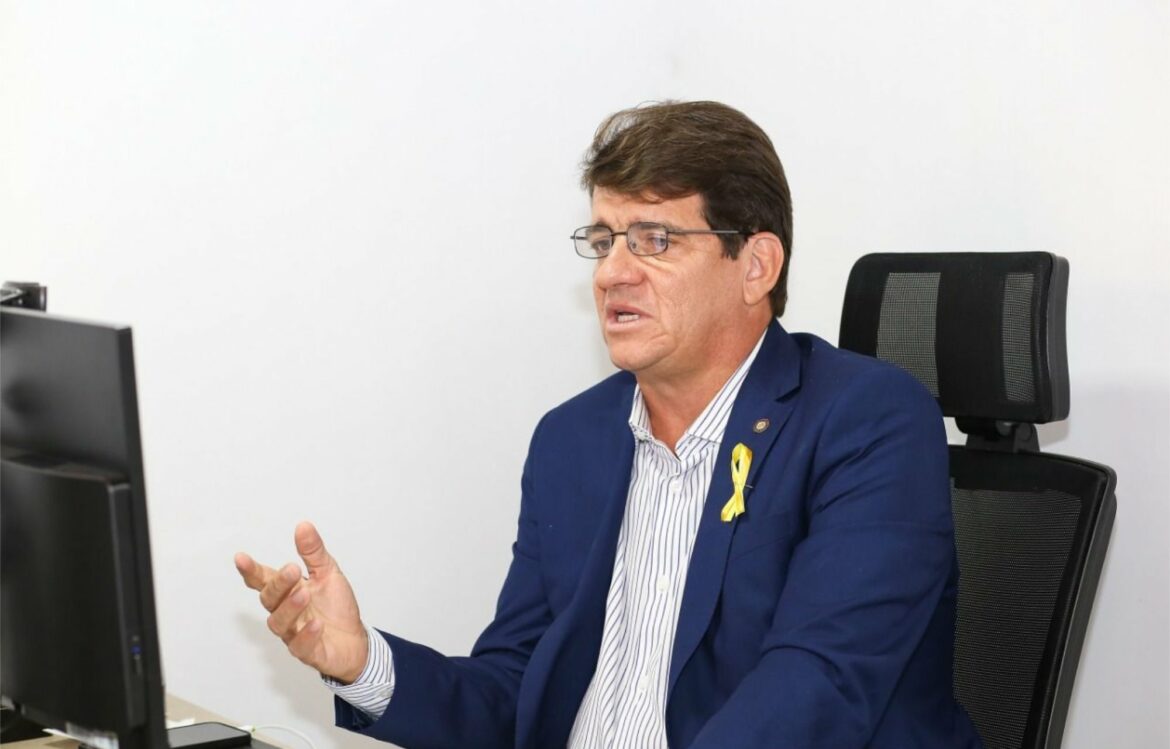Alcides Cardoso questiona gasto de R$ 4,3 milhões da gestão João Campos com decoração natalina