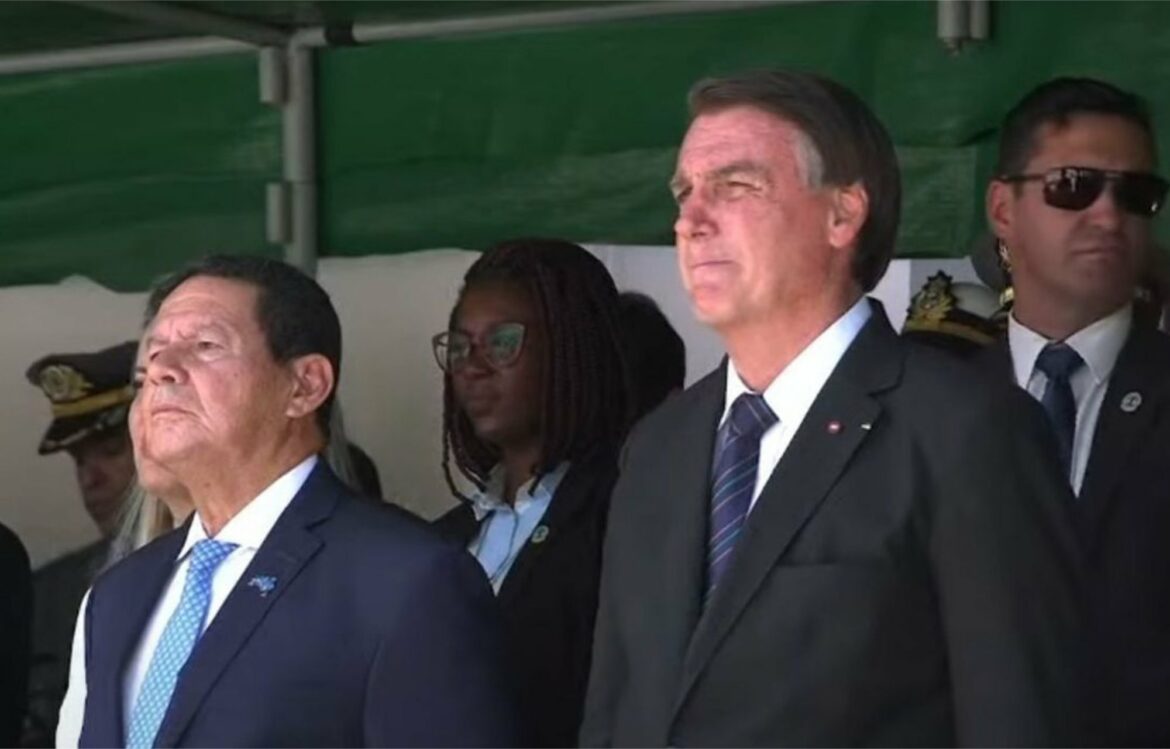 Bolsonaro diploma cadetes do Exército e afirma que Aman foi mais difícil para ele que a Presidência da República