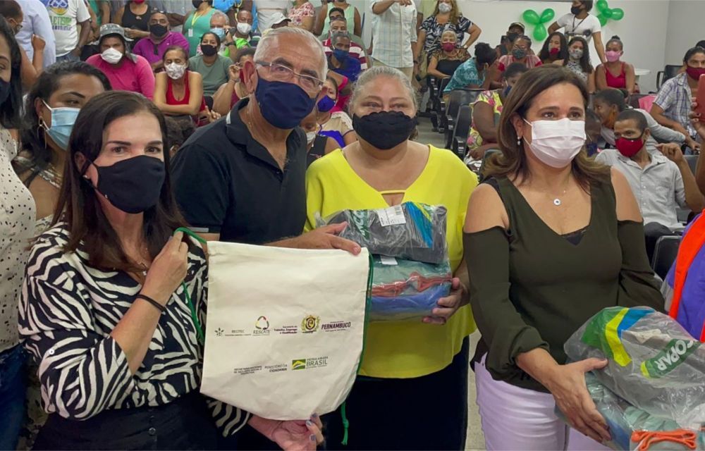Prefeitura de Paulista entrega certificados de capacitação para catadores de produtos recicláveis