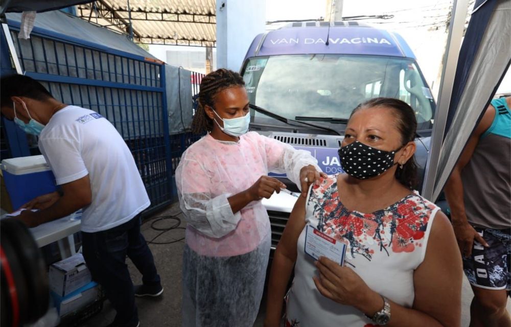 Covid-19: Van da Vacina amplia busca ativa por pessoas com doses em atraso no Jaboatão