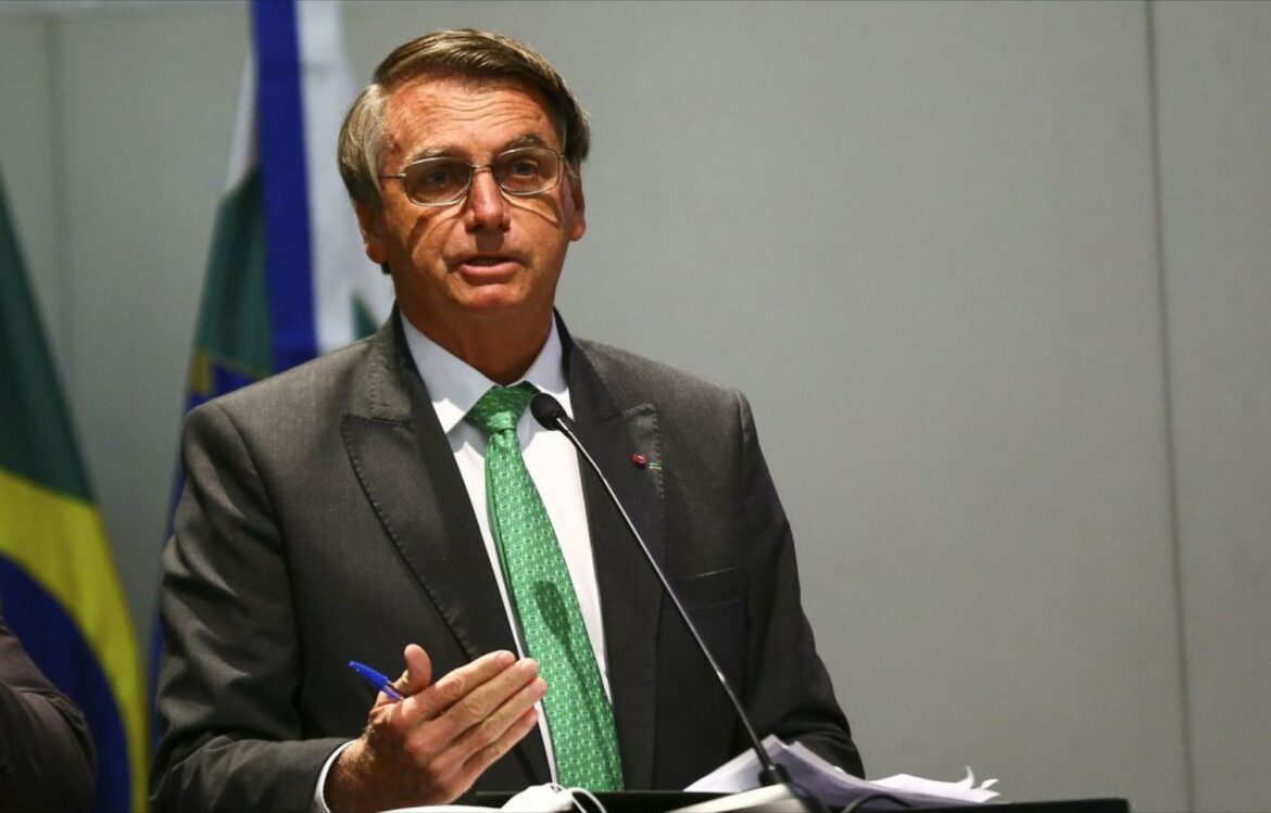 Bolsonaro edita decreto que regulamenta o Auxílio Brasil