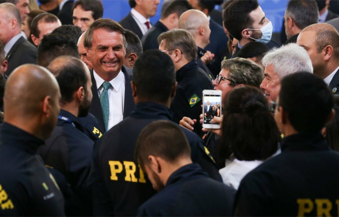 Policiais federais devem ter reajuste até 2022, diz Bolsonaro