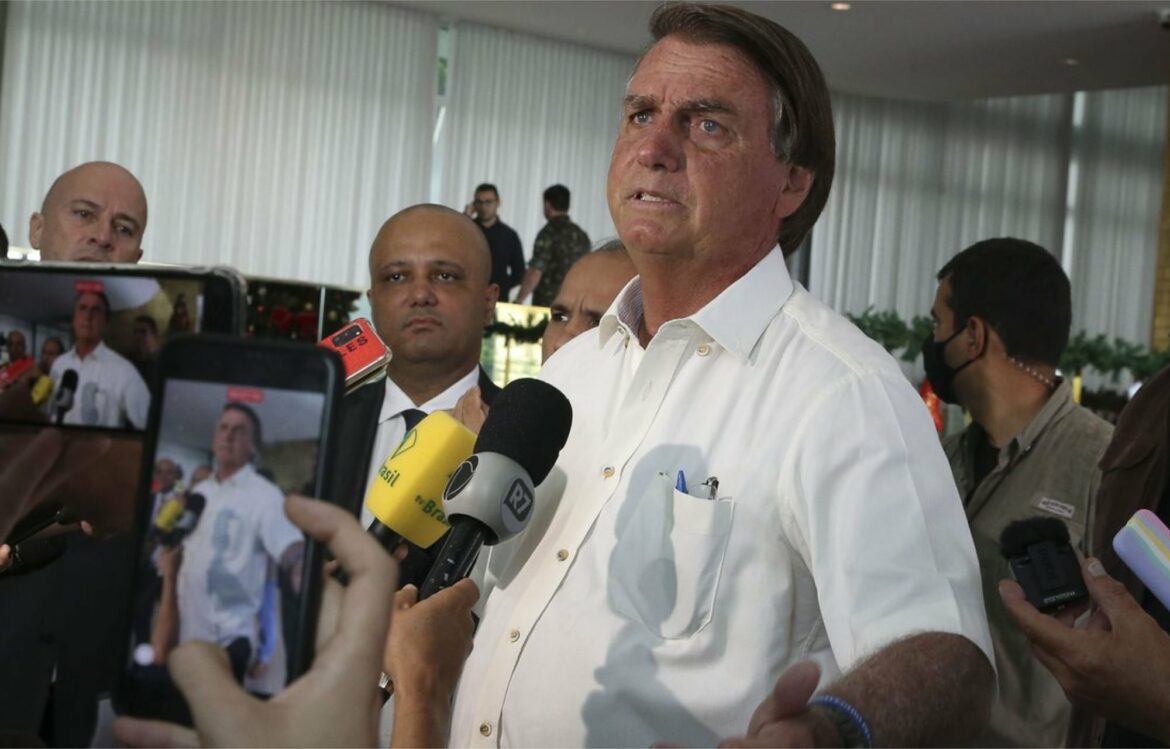 Servidores federais que terão reajuste em 2022 não estão definidos, diz Bolsonaro