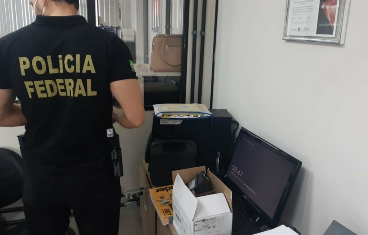 PF deflagra operação contra crimes em licitações da coleta de lixo em Pernambuco e mais 10 estados
