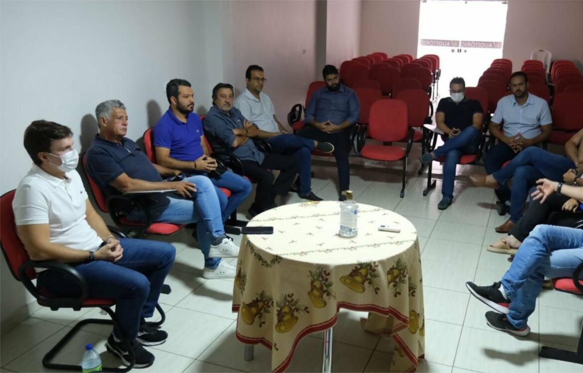 Miguel Coelho se reúne com prefeitos no Sertão do Pajeú