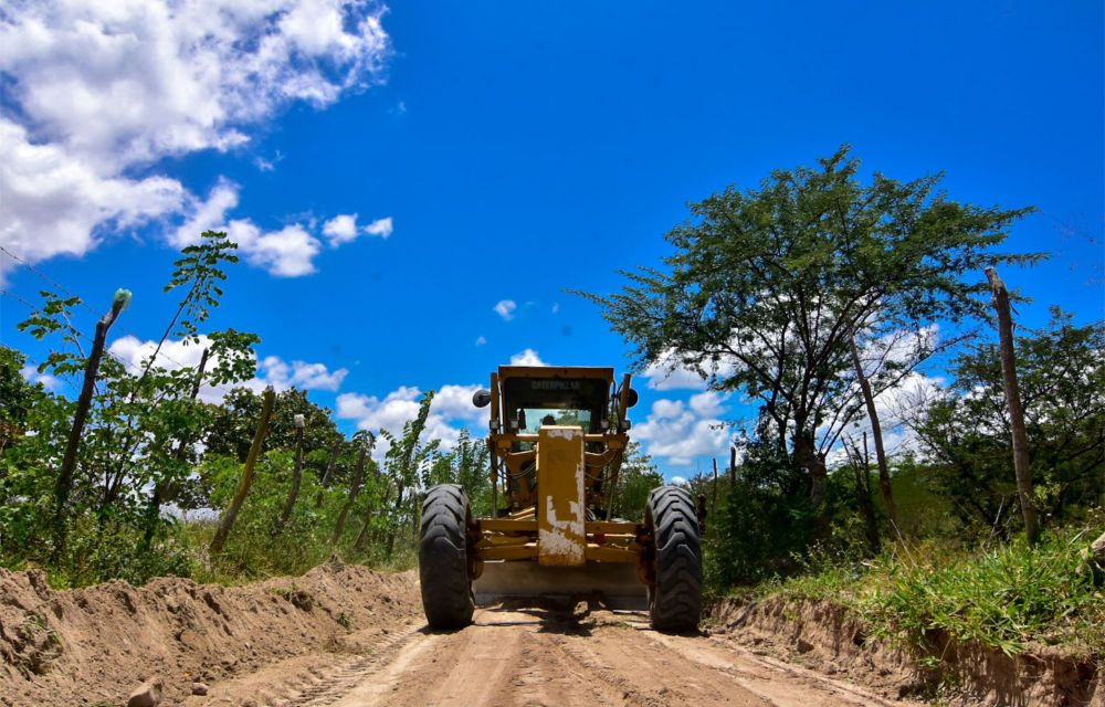 Prefeitura de Caruaru intensifica manutenção e recuperação de estradas da zona rural