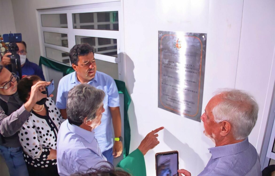 Ao lado de Mendonça, Gilvandro entrega primeira escola construída por sua gestão em Belo Jardim