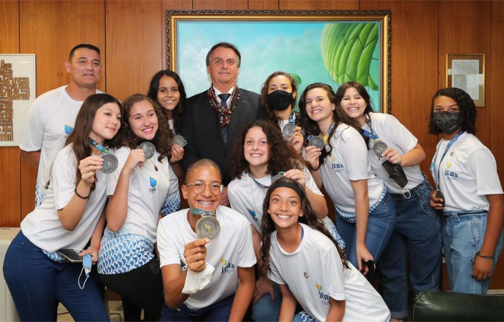 Bolsonaro recebe atletas que disputaram Jogos Escolares