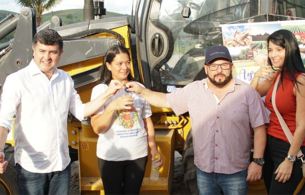 Eduardo da Fonte e Clóvis Paiva entregam retroescavadeira para o município de Ribeirão