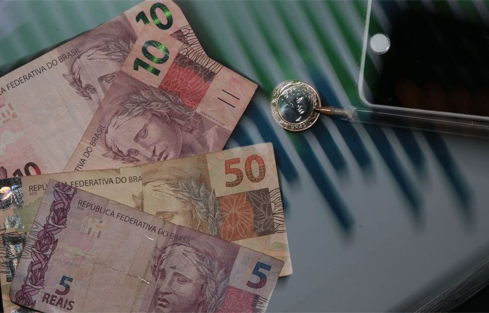 Novo salário mínimo de R$ 1.212 entra em vigor no Brasil