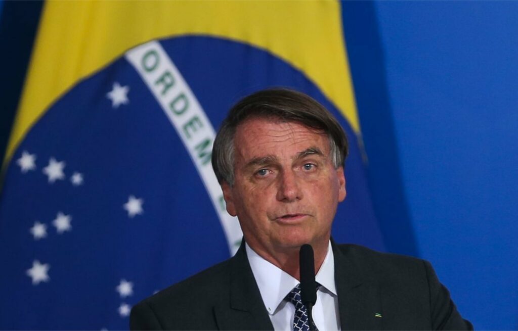 Bolsonaro diz que enviará PEC para zerar imposto federal do diesel