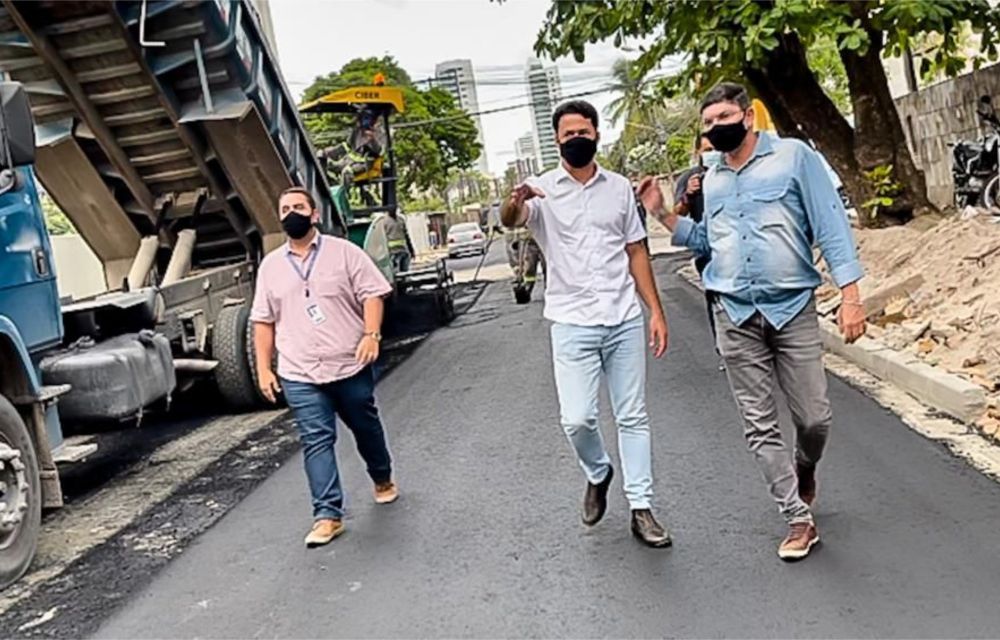 Anderson Ferreira vistoria obra de pavimentação de novo corredor de veículos no Jaboatão