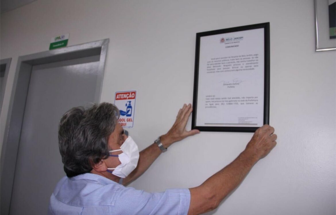 Prefeito de Belo Jardim fixa placa recomendando bom tratamento a pacientes em hospital do município