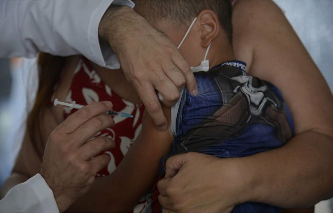 AGU: mais de 57 mil crianças receberam vacina errada contra covid-19