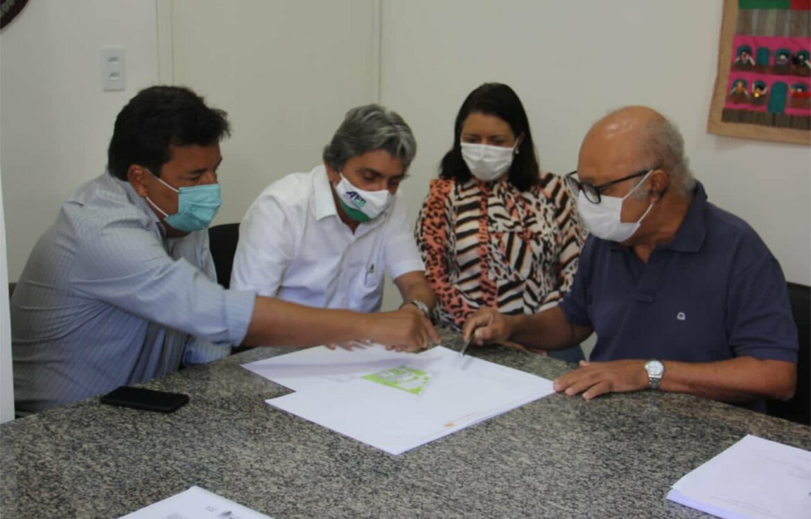 Ao lado de Mendonça, Gilvandro Estrela assina ordem de serviço para elaboração do projeto do novo hospital de Belo Jardim