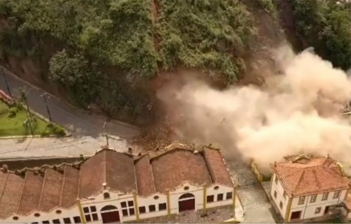Morro desliza e destrói dois casarões no centro de Ouro Preto (MG)