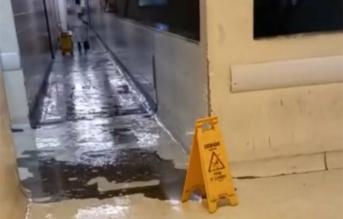 Chuva causa infiltração nos corredores da Unidade de Trauma do Hospital da Restauração