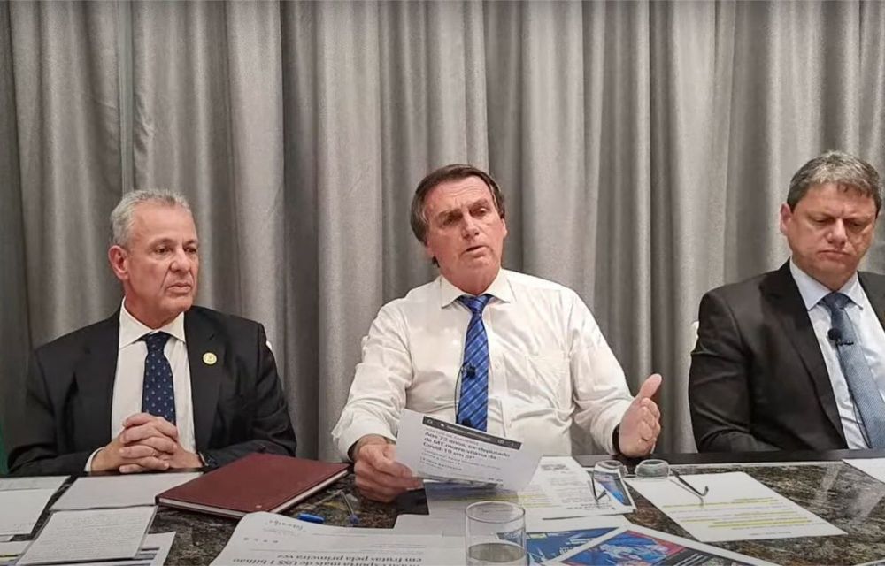 Bolsonaro negocia PEC para zerar impostos sobre combustíveis
