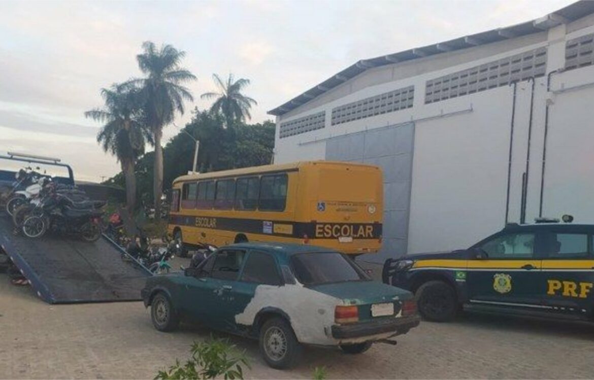 PRF recolhe 12 veículos irregulares durante fiscalização em Carpina e Nazaré da Mata