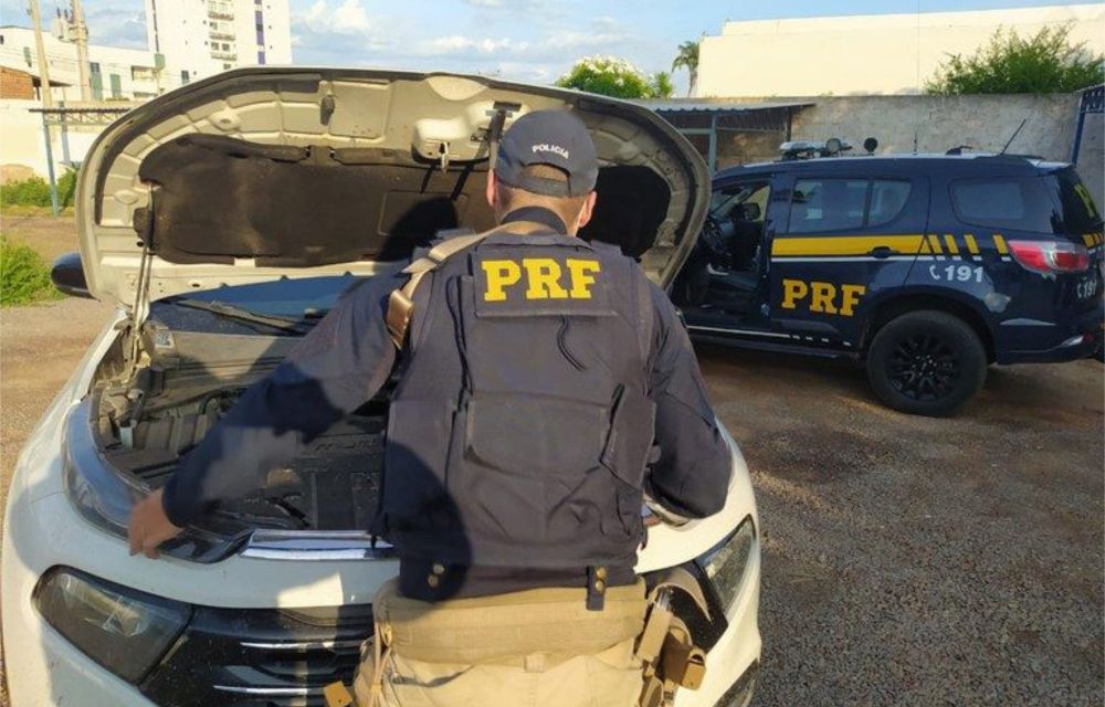 Caminhonete roubada no Recife é recuperada pela PRF em Serra Talhada