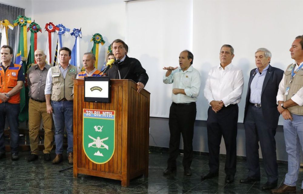 “Cenário quase de guerra”, diz Bolsonaro após sobrevoar Petrópolis