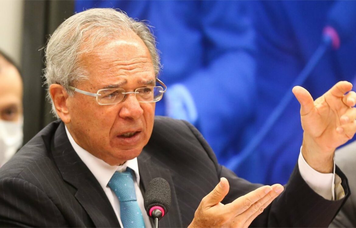 Governo Federal avalia reduzir imposto para estimular indústria, diz Guedes