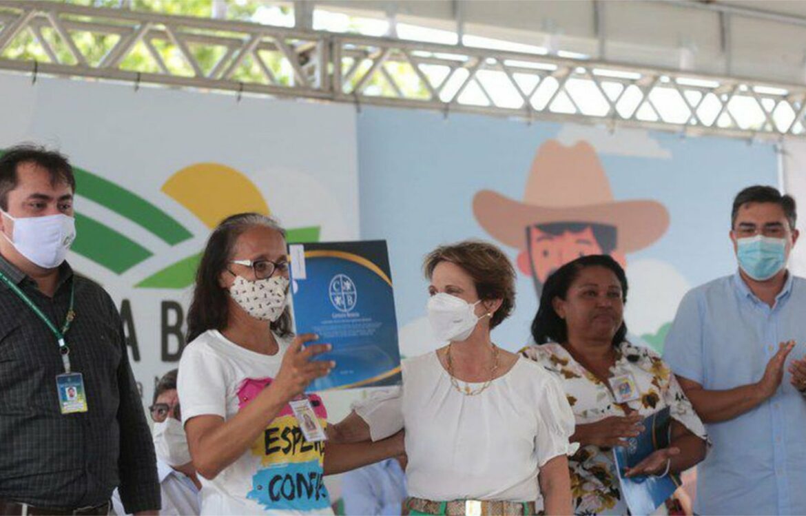 Governo Bolsonaro entrega títulos de terra a famílias no interior do Ceará