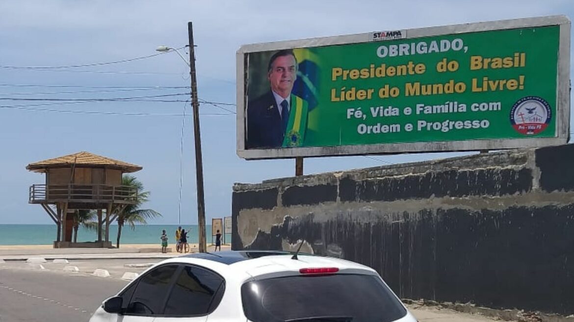 Movimento Pró-Vida PE faz campanha com outdoors em apoio a Bolsonaro em Pernambuco