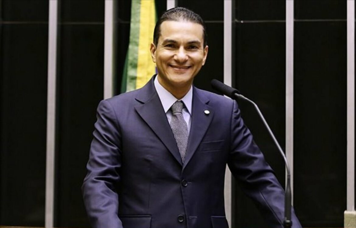Na base de Bolsonaro, presidente do Republicanos dá carta branca para apoio ao PSB em Pernambuco