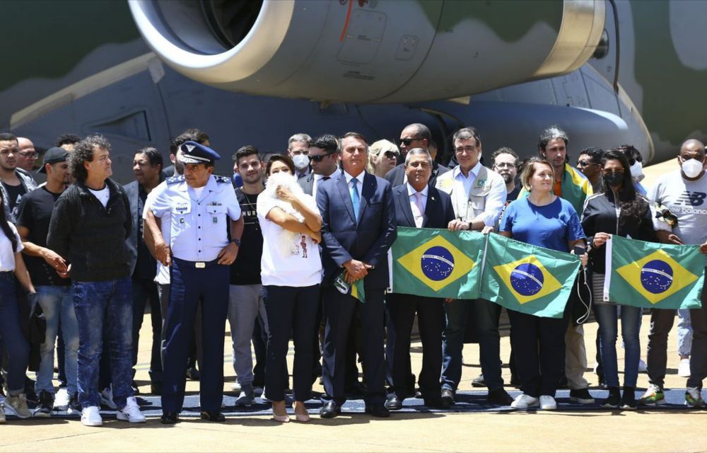 Brasileiros vindos da Ucrânia fazem escala no Recife e são recebidos por Bolsonaro em Brasília