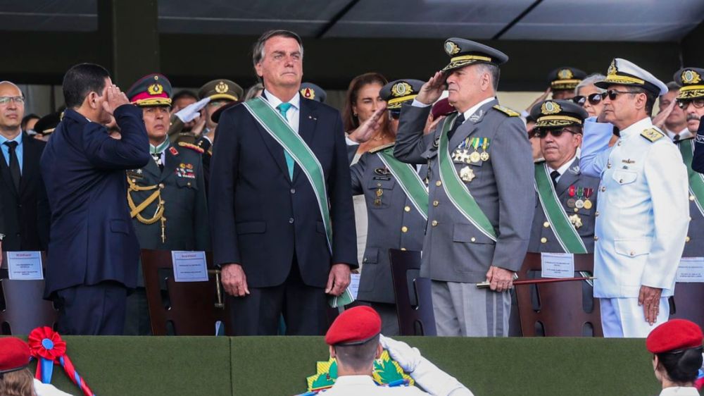 Bolsonaro participa da comemoração dos 374 anos do Exército Brasileiro