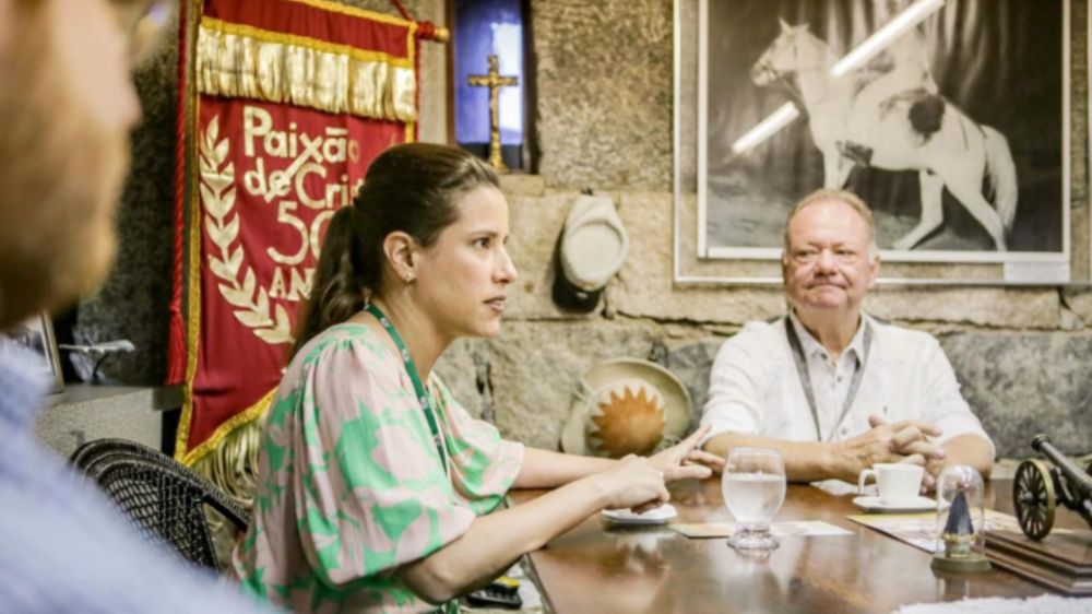Raquel Lyra discute potencial turistico de Nova Jerusalém com representantes da cidade-teatro