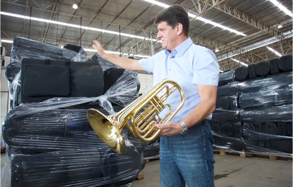 Vereador Alcides Cardoso encontra instrumentos musicais da Prefeitura do Recife estocados em galpão em Jaboatão