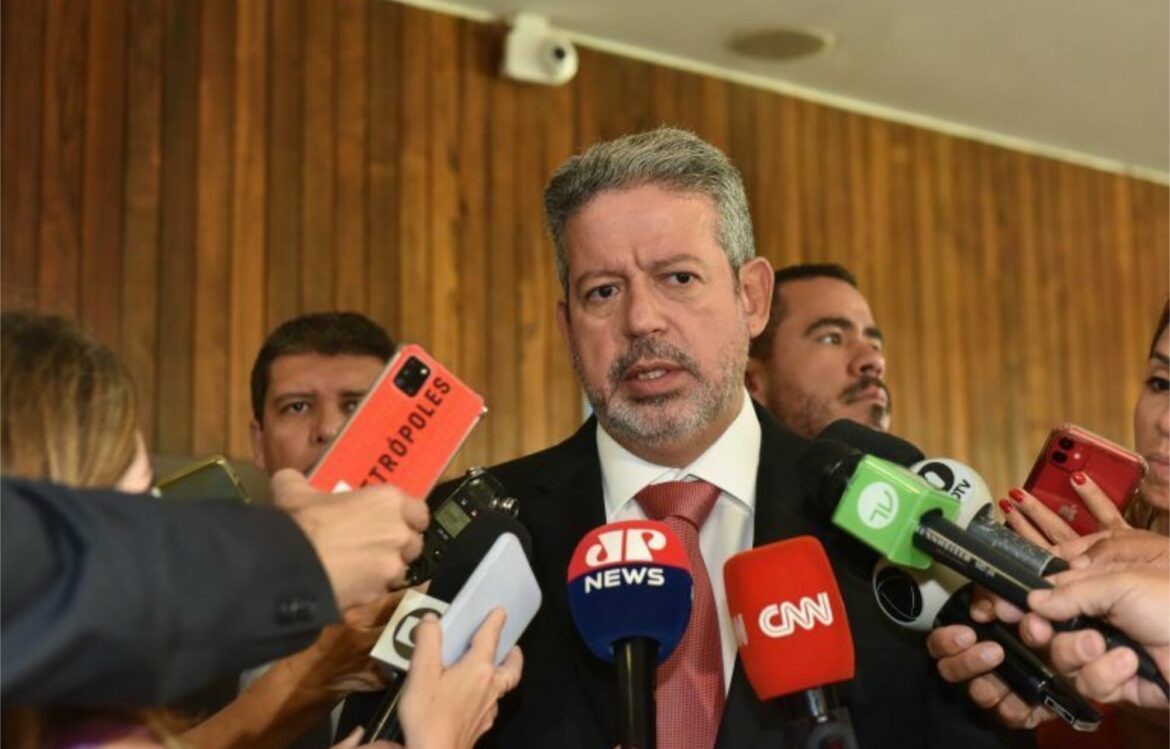 Câmara dos Deputados vai votar benefício extra para complementar o Auxílio Brasil