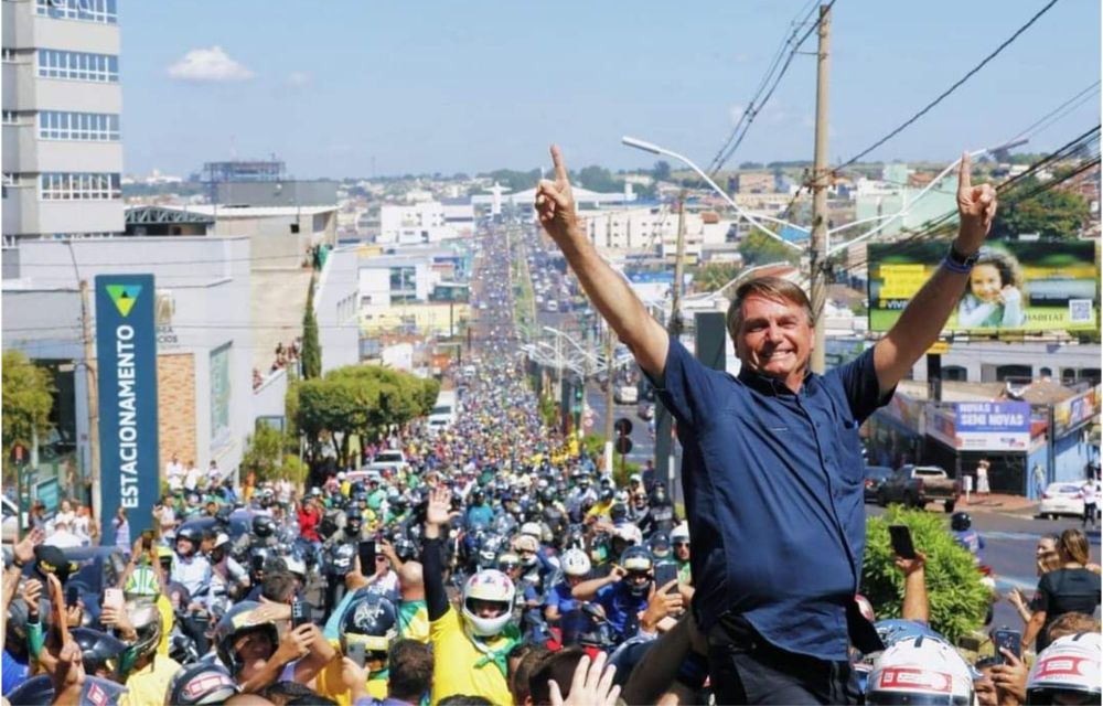 Bolsonaro participa de motociata e entrega títulos de propriedade em Goiás