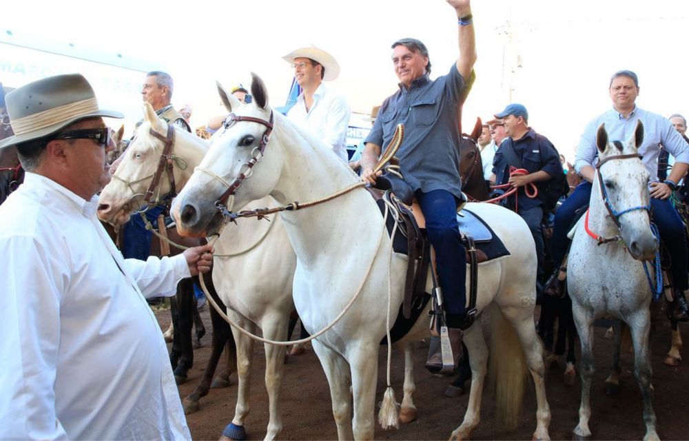 Bolsonaro participa de feira agrícola e defende indulto a Daniel Silveira