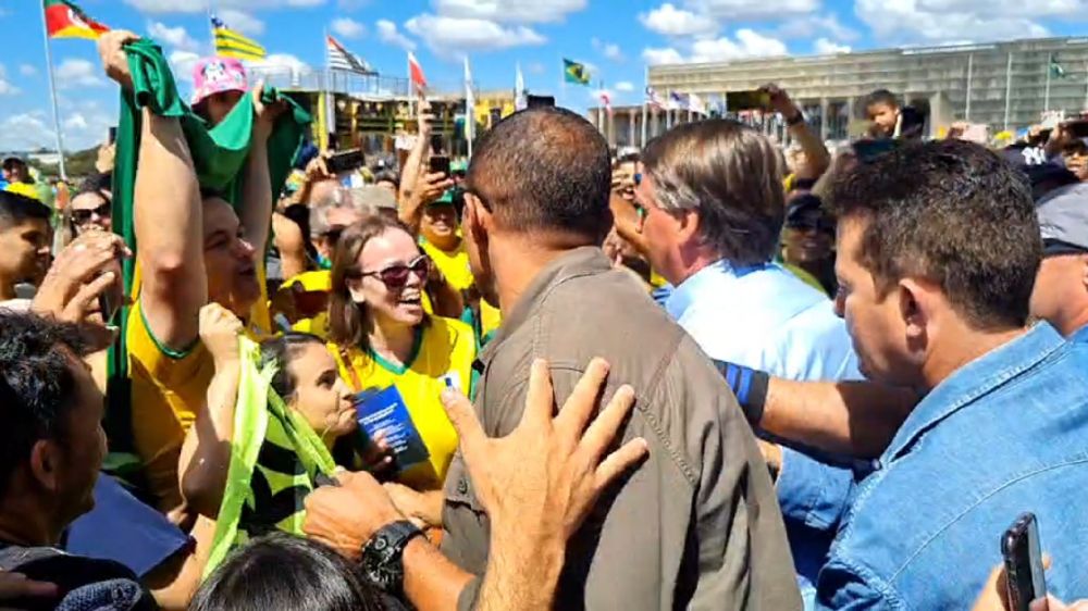 No Dia do Trabalhador, povo sai às ruas em apoio a Bolsonaro; Lula atrasa discurso por falta de público