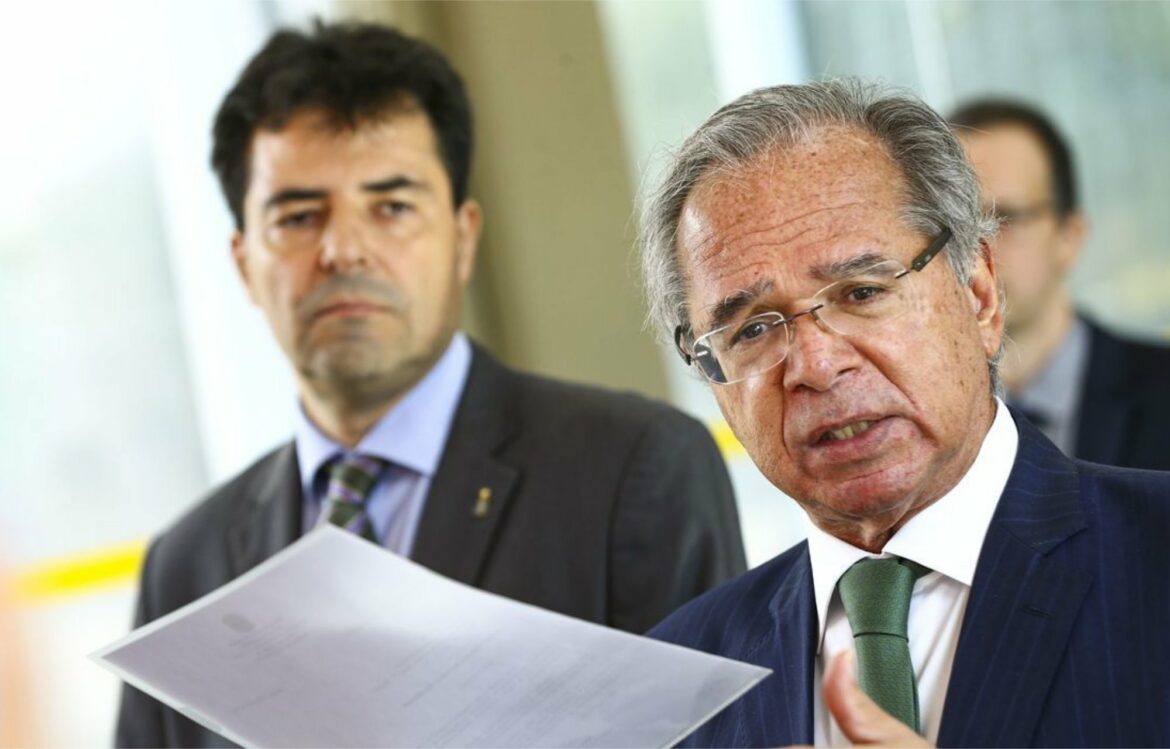 Ministro entrega estudos de privatização da Petrobras e da Pré-Sal Petróleo S.A.