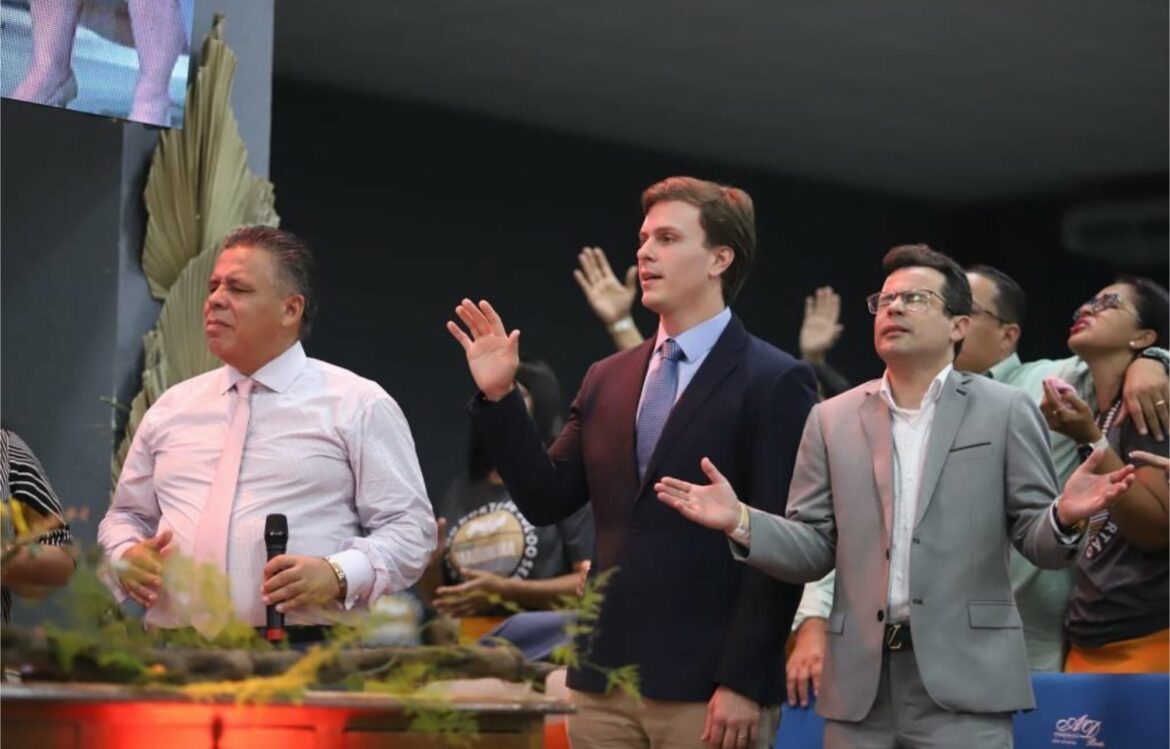 Miguel Coelho e Pastor Jairinho participam de culto na Assembleia de Deus