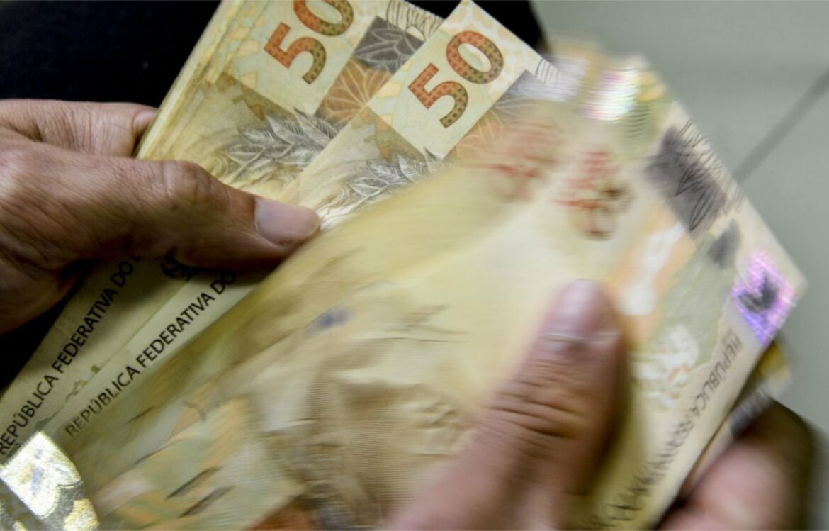 Câmara aprova MP que define salário mínimo em R$ 1.212