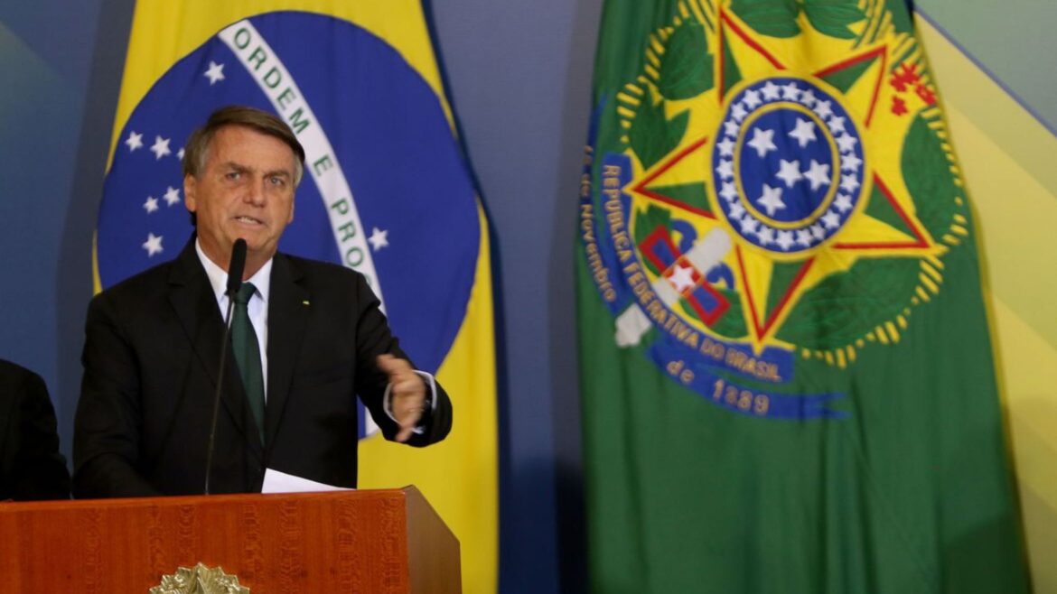 Bolsonaro: aumento do Auxílio Brasil pode superar efeitos da pandemia