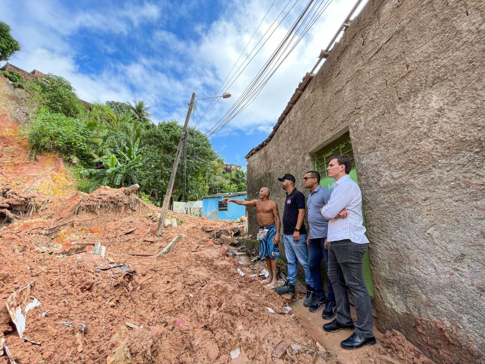 Miguel Coelho visita áreas afetadas por deslizamentos no Recife e Jaboatão