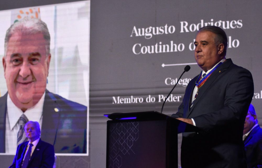 Augusto Coutinho recebe Medalha do Mérito Industrial da Fiepe