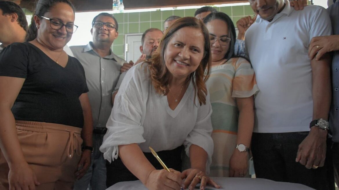 Prefeita do Ipojuca, Célia Sales, assina ordem de serviço de pavimentação no Engenho Caétes