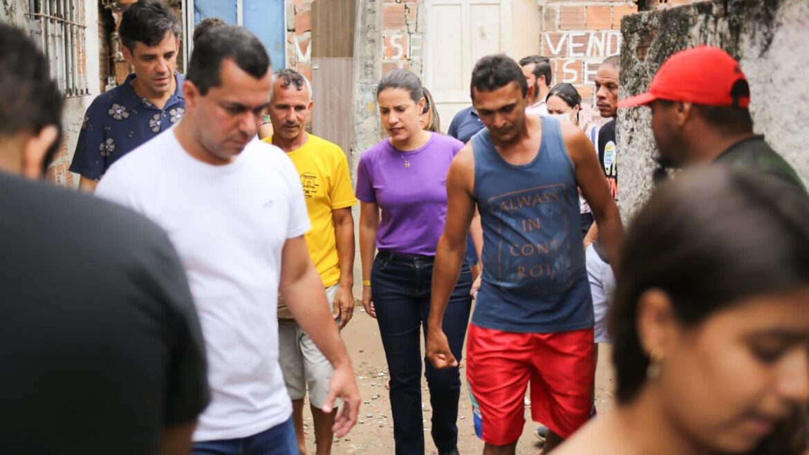 Raquel anda por Rio Doce, em Olinda, e escuta população falar de abandono