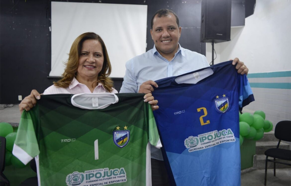 Prefeita Célia Sales entrega novo padrão à Seleção Ipojucana de Futebol